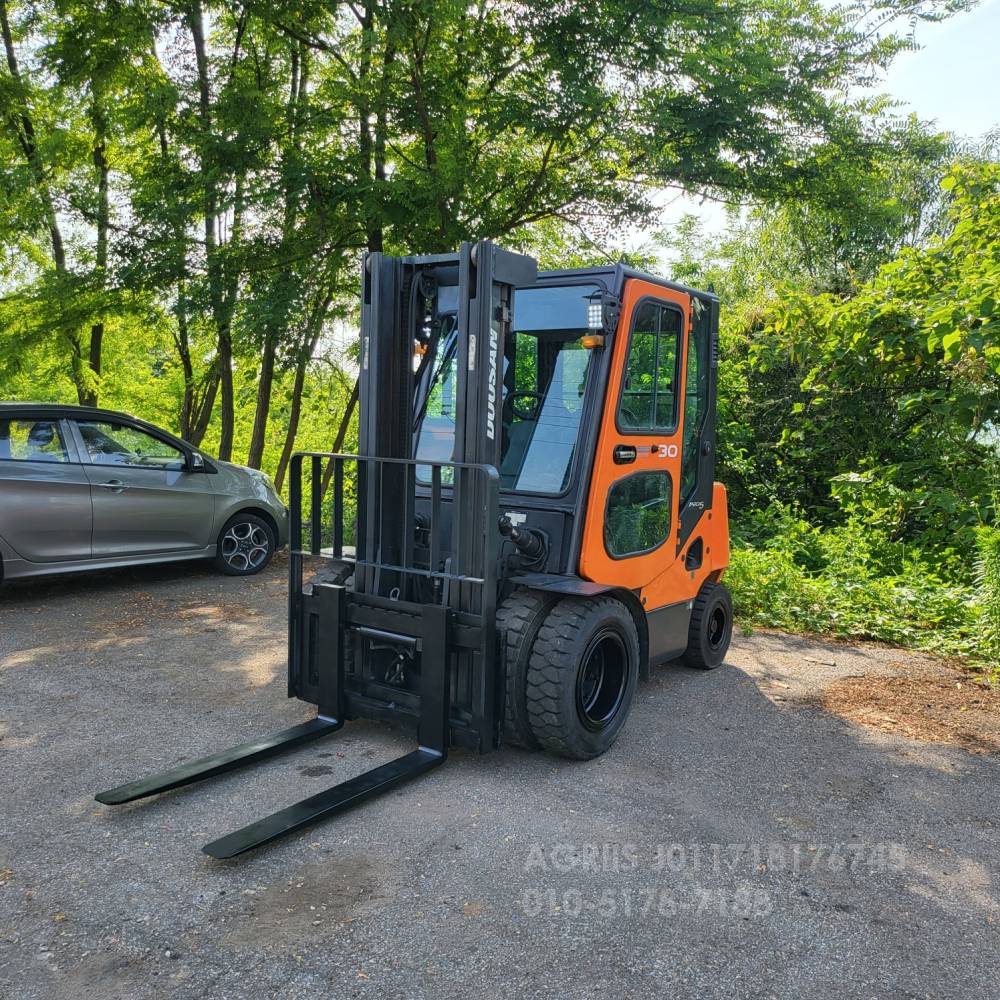 Doosan Forklift 중고지게차 두산 D30S-5 디젤 지게차캐빈.더블타이어.사이드쉬프트  뒤우측면