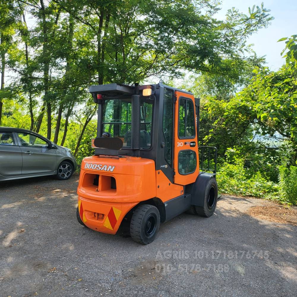 Doosan Forklift 중고지게차 두산 D30S-5 디젤 지게차캐빈.더블타이어.사이드쉬프트  측면