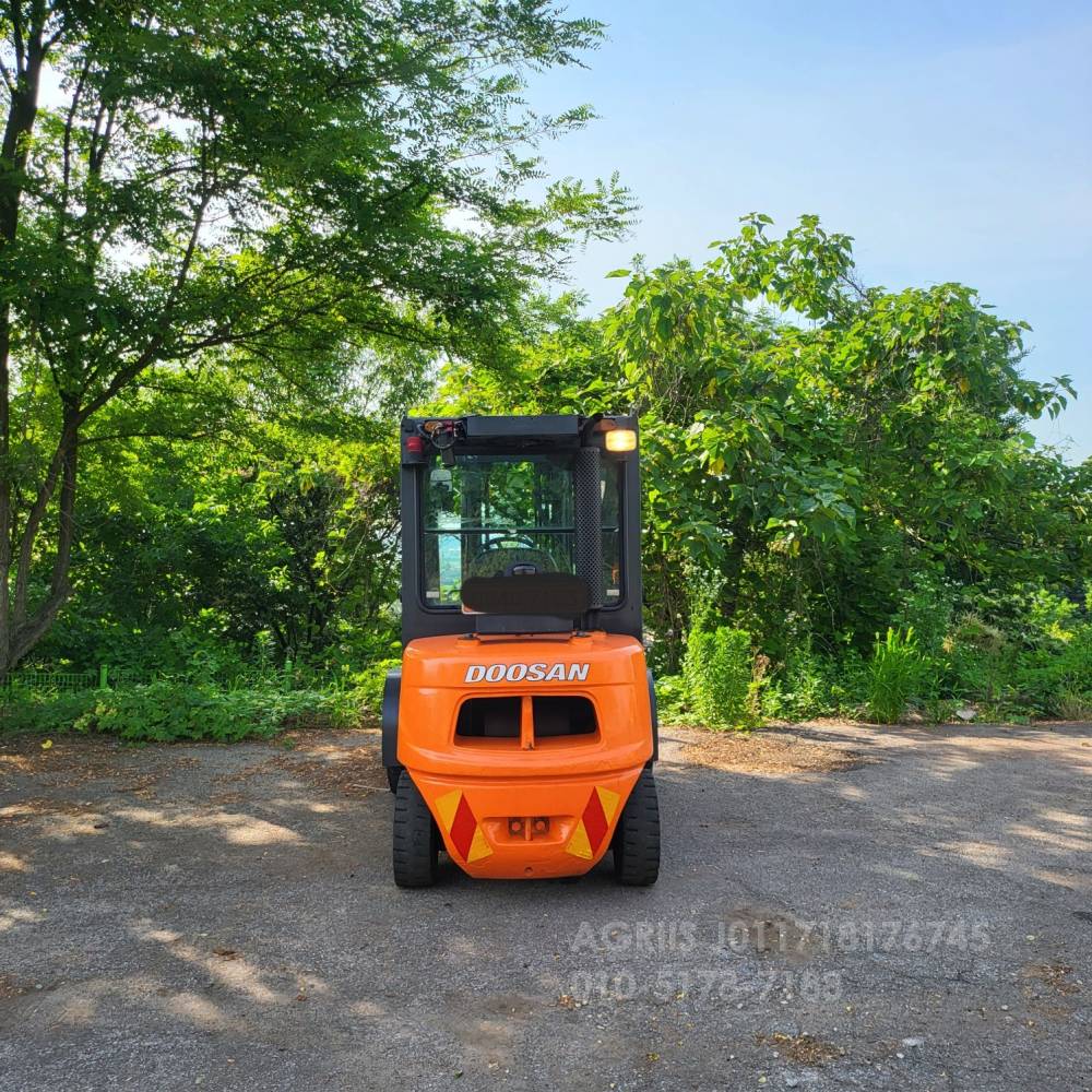 Doosan Forklift 중고지게차 두산 D30S-5 디젤 지게차캐빈.더블타이어.사이드쉬프트  운전석