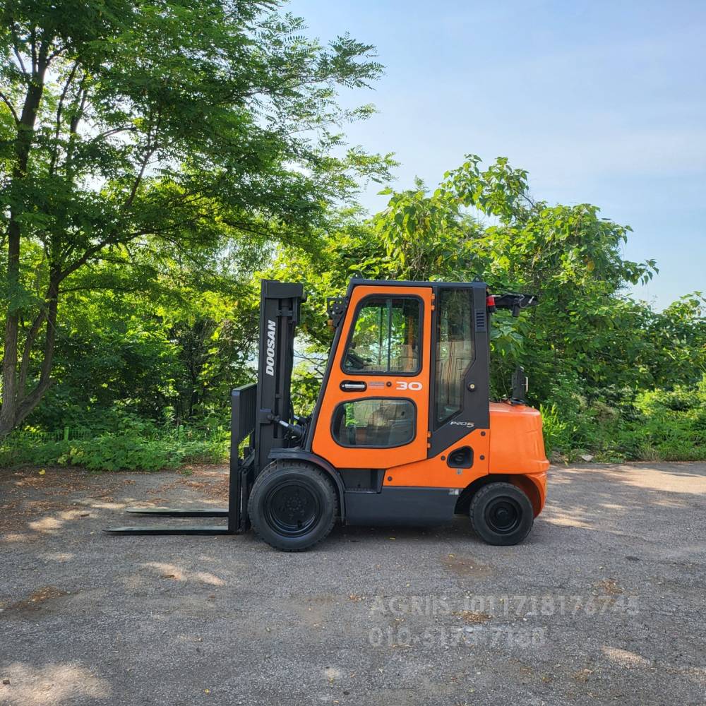 Doosan Forklift 중고지게차 두산 D30S-5 디젤 지게차캐빈.더블타이어.사이드쉬프트  엔진내부