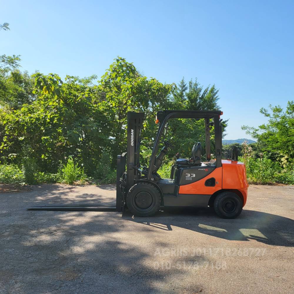 Doosan Forklift 중고지게차 두산 D33SE-5 디젤 3.3톤 지게차 편개식자동발 덧발  뒤우측면