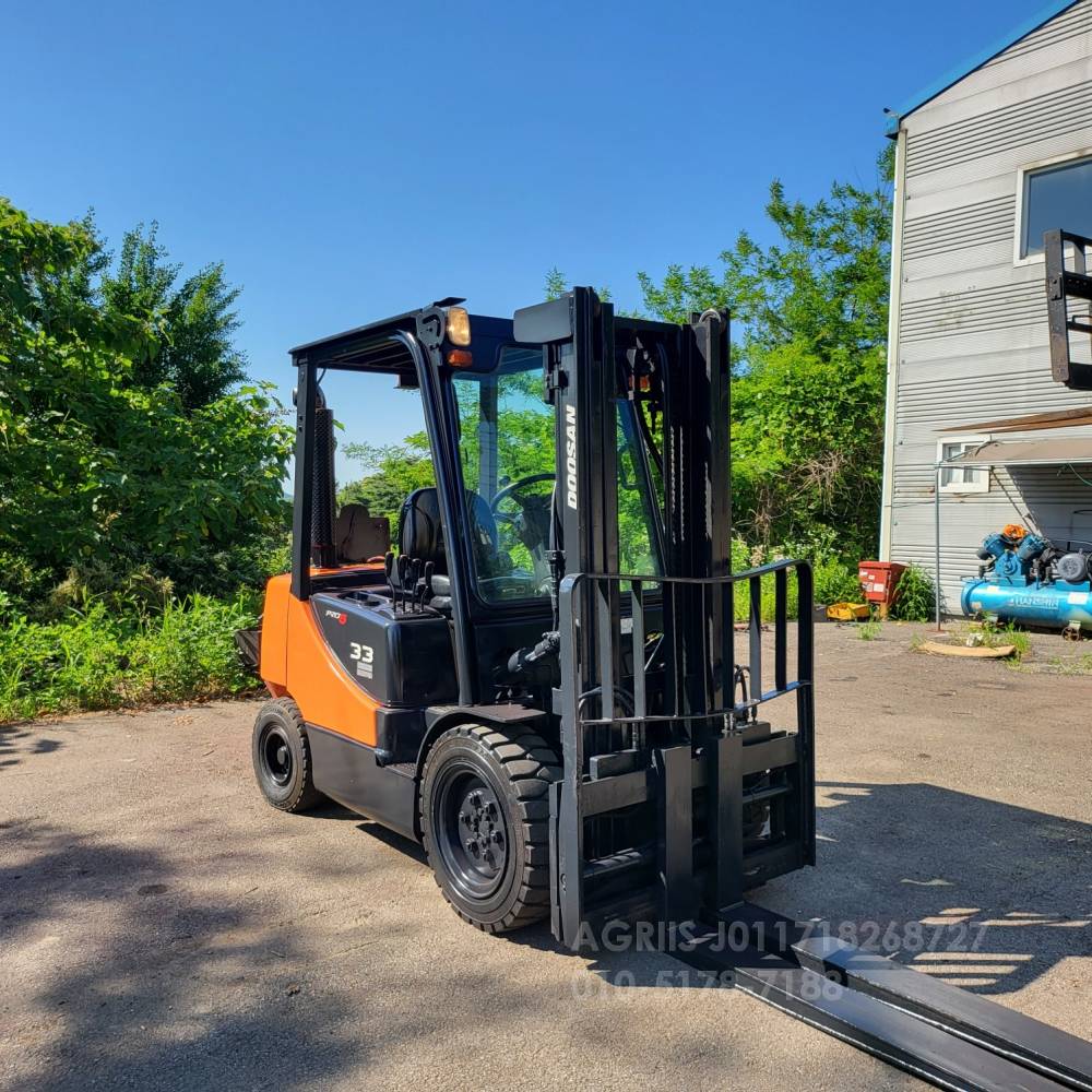 Doosan Forklift 중고지게차 두산 D33SE-5 디젤 3.3톤 지게차 편개식자동발 덧발  운전석