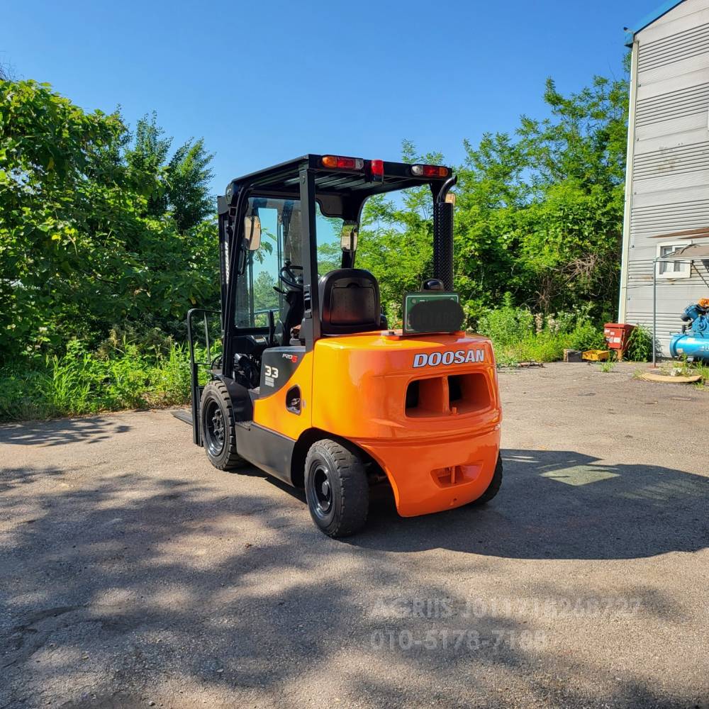 Doosan Forklift 중고지게차 두산 D33SE-5 디젤 3.3톤 지게차 편개식자동발 덧발  엔진내부