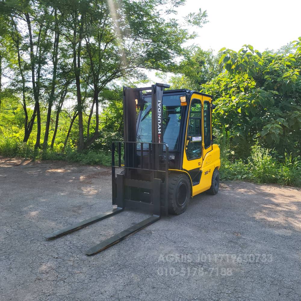 Hyundai Forklift 중고지게차 포렉스 30D-9 디젤 3톤 지게차캐빈.에어컨.히터.후방카메라  뒤우측면