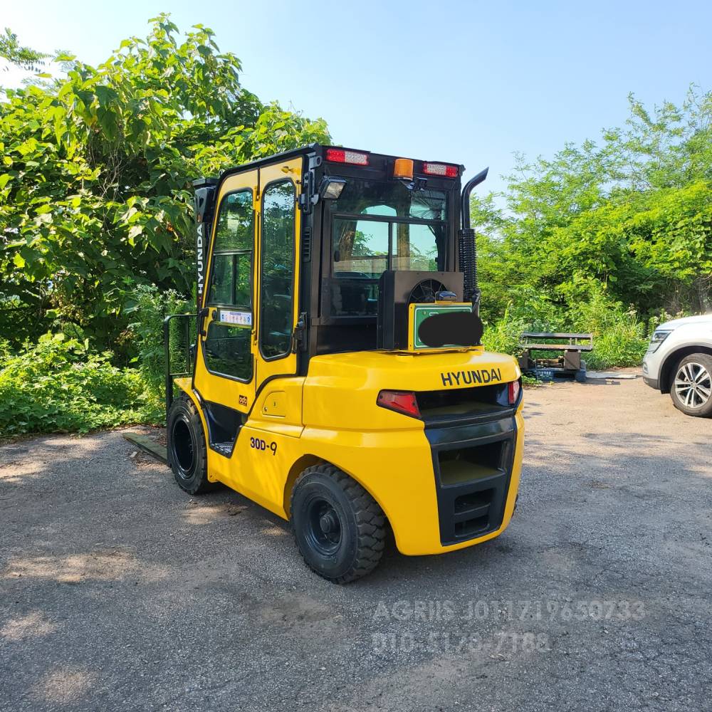 Hyundai Forklift 중고지게차 포렉스 30D-9 디젤 3톤 지게차캐빈.에어컨.히터.후방카메라  측면