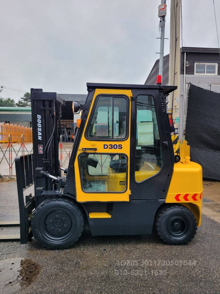 Doosan Forklift 두산3톤풀옵션중고지게차  뒤우측면