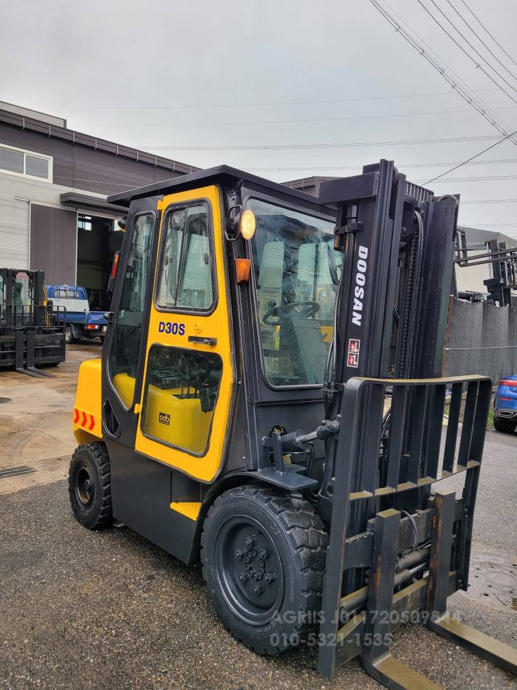 Doosan Forklift 두산3톤풀옵션중고지게차  운전석