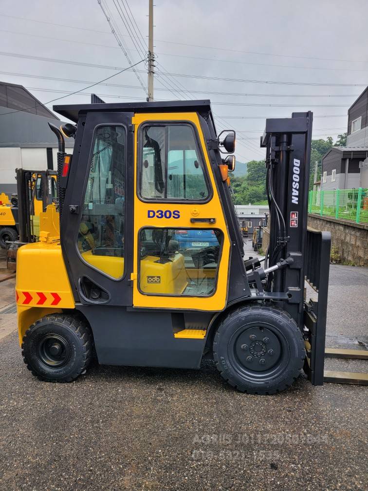 Doosan Forklift 두산3톤풀옵션중고지게차  엔진내부