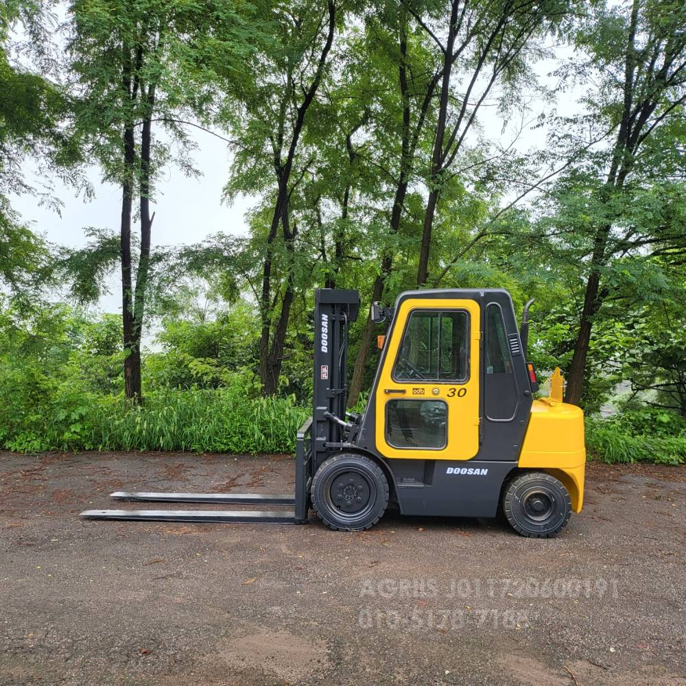 Doosan Forklift 중고지게차 두산 D30S-3 디젤 3단 지게차 자동발.뒤통타이어.덧발 