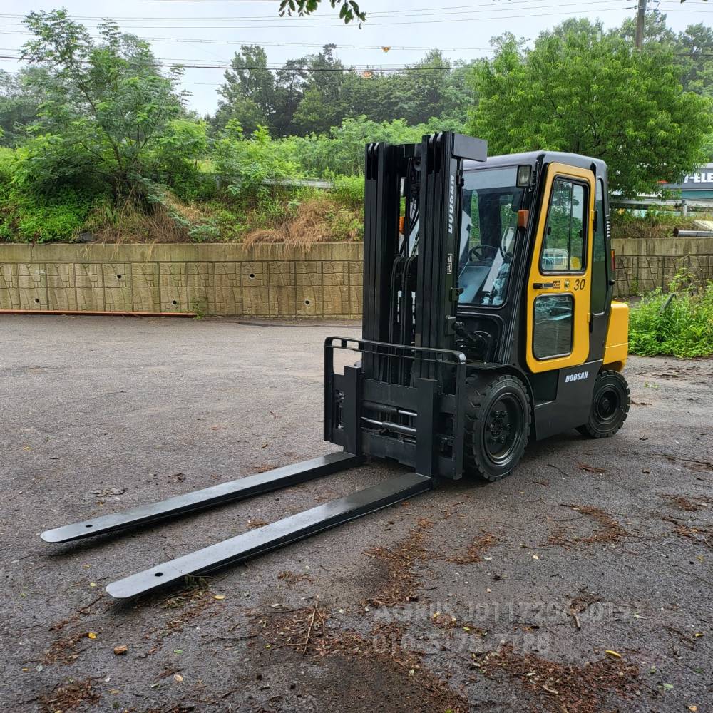 Doosan Forklift 중고지게차 두산 D30S-3 디젤 3단 지게차 자동발.뒤통타이어.덧발  뒤우측면