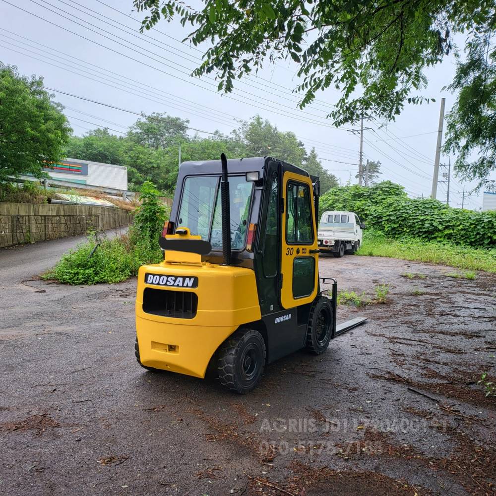 Doosan Forklift 중고지게차 두산 D30S-3 디젤 3단 지게차 자동발.뒤통타이어.덧발  측면