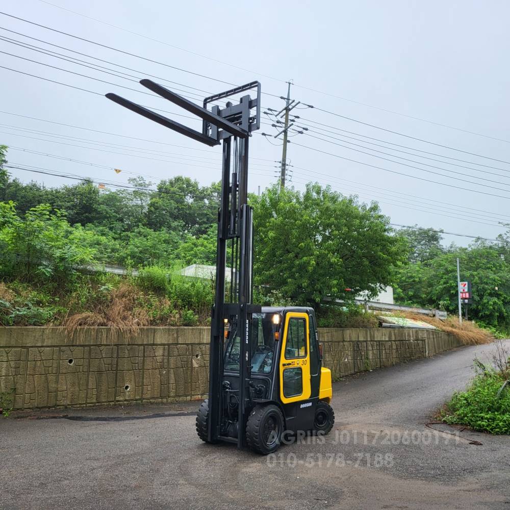 Doosan Forklift 중고지게차 두산 D30S-3 디젤 3단 지게차 자동발.뒤통타이어.덧발  운전석