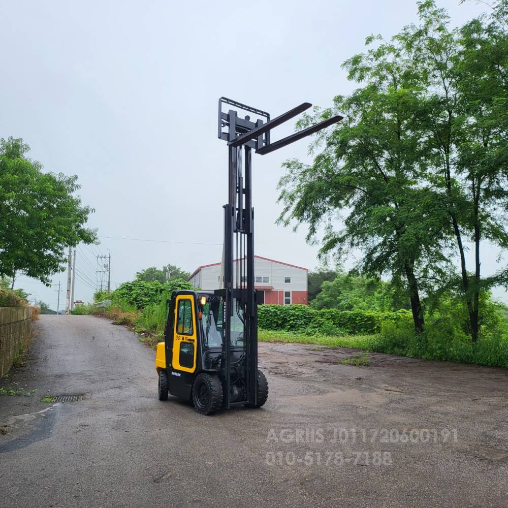 Doosan Forklift 중고지게차 두산 D30S-3 디젤 3단 지게차 자동발.뒤통타이어.덧발  엔진내부