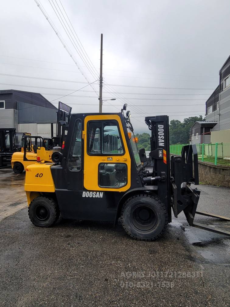 두산 지게차 두산4톤3단힌지드중고지게차  엔진내부