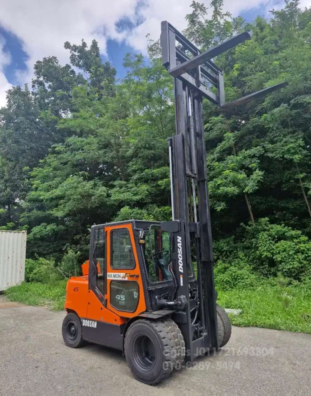 Doosan Forklift 두산4.5톤 3단마스타 캐빈 디젤지게차  뒤우측면