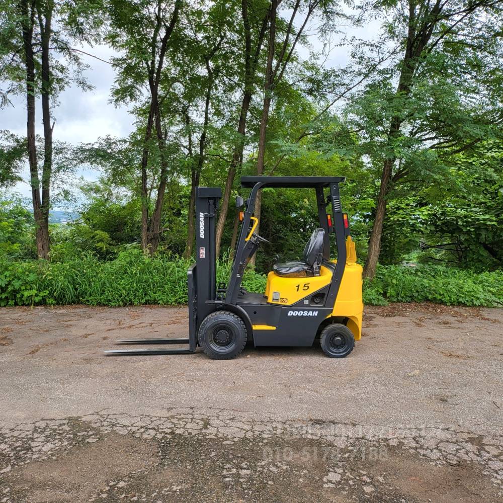 Doosan Forklift 중고지게차 두산 D15S-2 디젤 1.5톤 지게차  뒤우측면