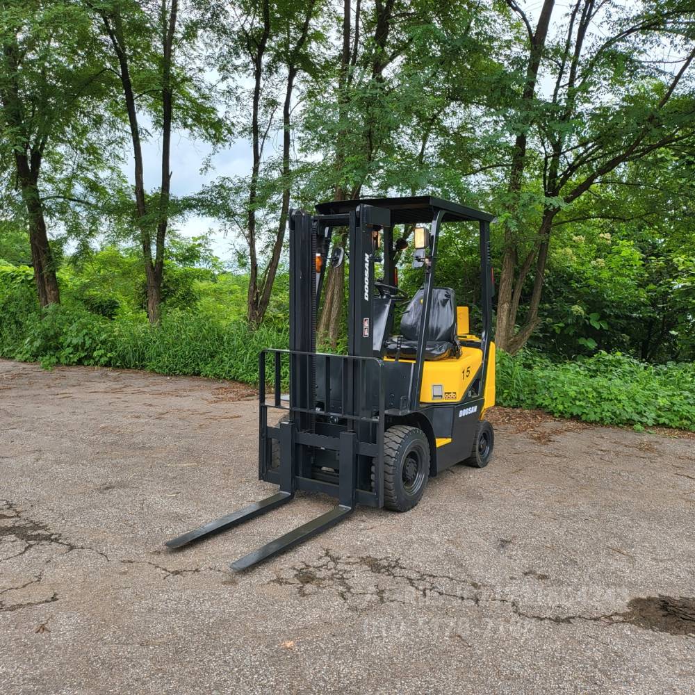 Doosan Forklift 중고지게차 두산 D15S-2 디젤 1.5톤 지게차  측면