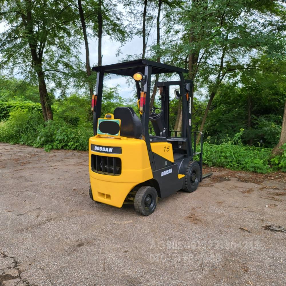 Doosan Forklift 중고지게차 두산 D15S-2 디젤 1.5톤 지게차  엔진내부