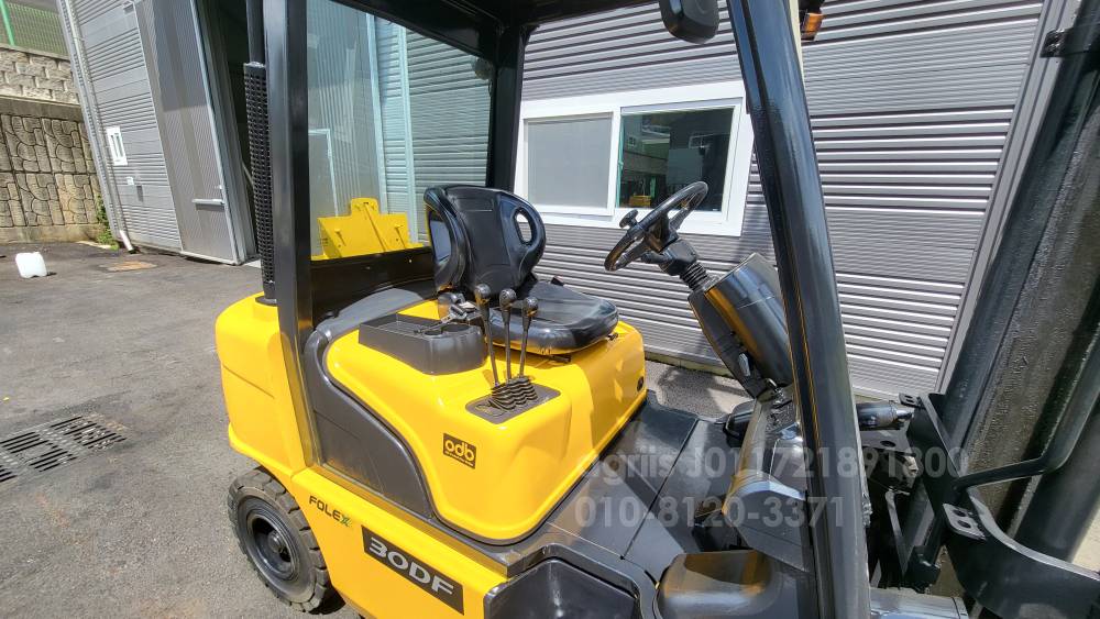 Hyundai Forklift FOREX30DF 3단마스트  운전석