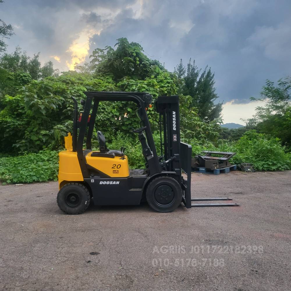 Doosan Forklift 중고지게차 두산 D20S-3 디젤 2톤 3단 지게차 3단마스트  뒤우측면