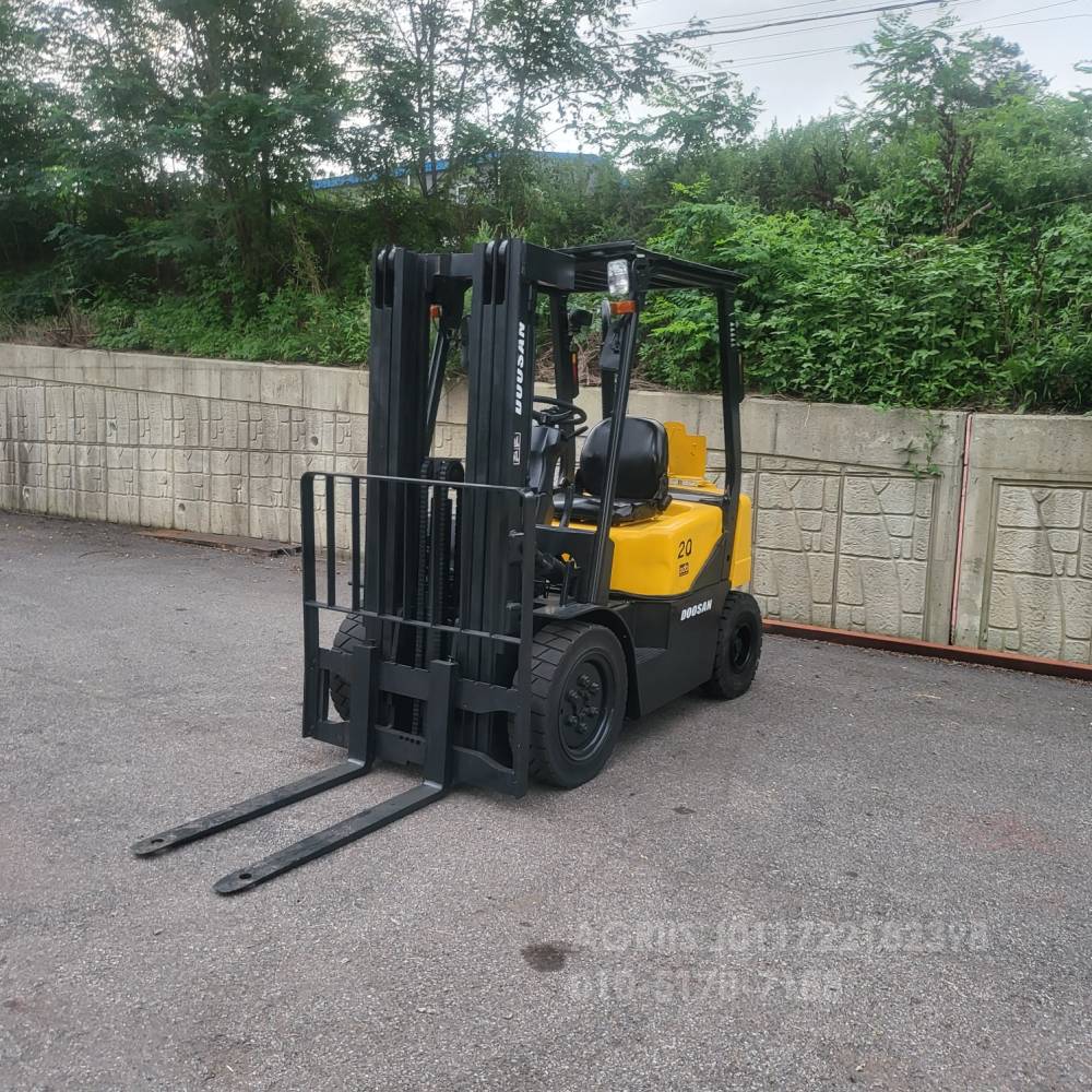 Doosan Forklift 중고지게차 두산 D20S-3 디젤 2톤 3단 지게차 3단마스트  측면