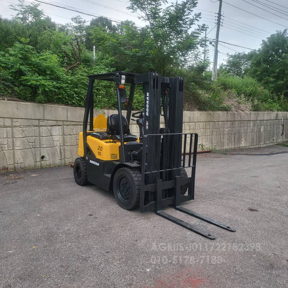 Doosan Forklift 중고지게차 두산 D20S-3 디젤 2톤 3단 지게차 3단마스트  운전석