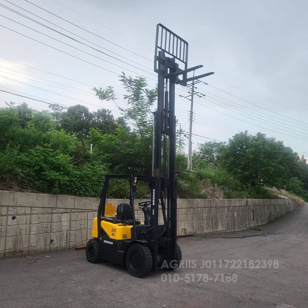 Doosan Forklift 중고지게차 두산 D20S-3 디젤 2톤 3단 지게차 3단마스트  엔진내부