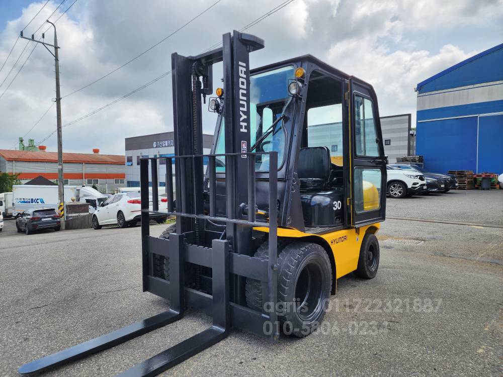 Hyundai Forklift HDF3톤 더블타이어 지게차  측면