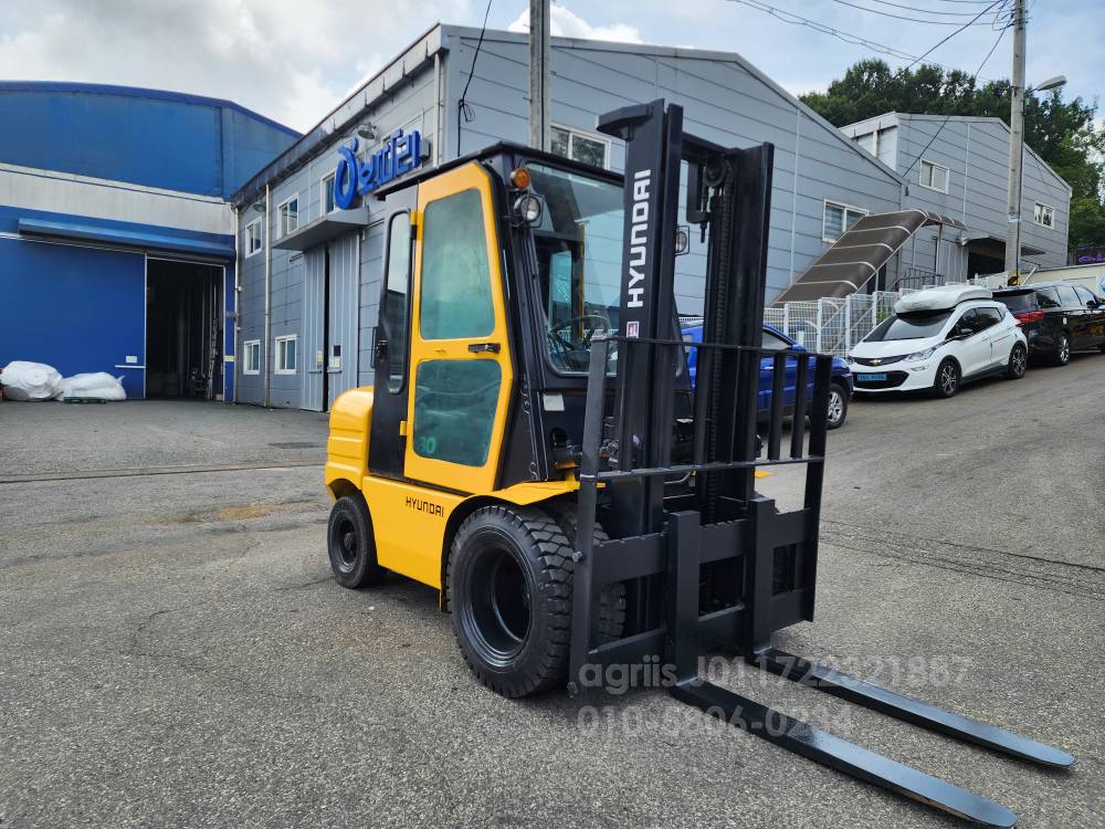 Hyundai Forklift HDF3톤 더블타이어 지게차  엔진내부