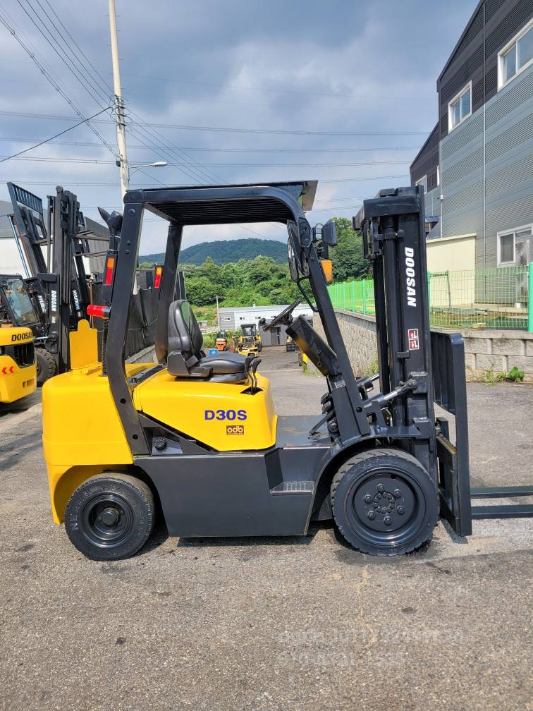 Doosan Forklift 두산 D30S-3중고지게차   엔진내부