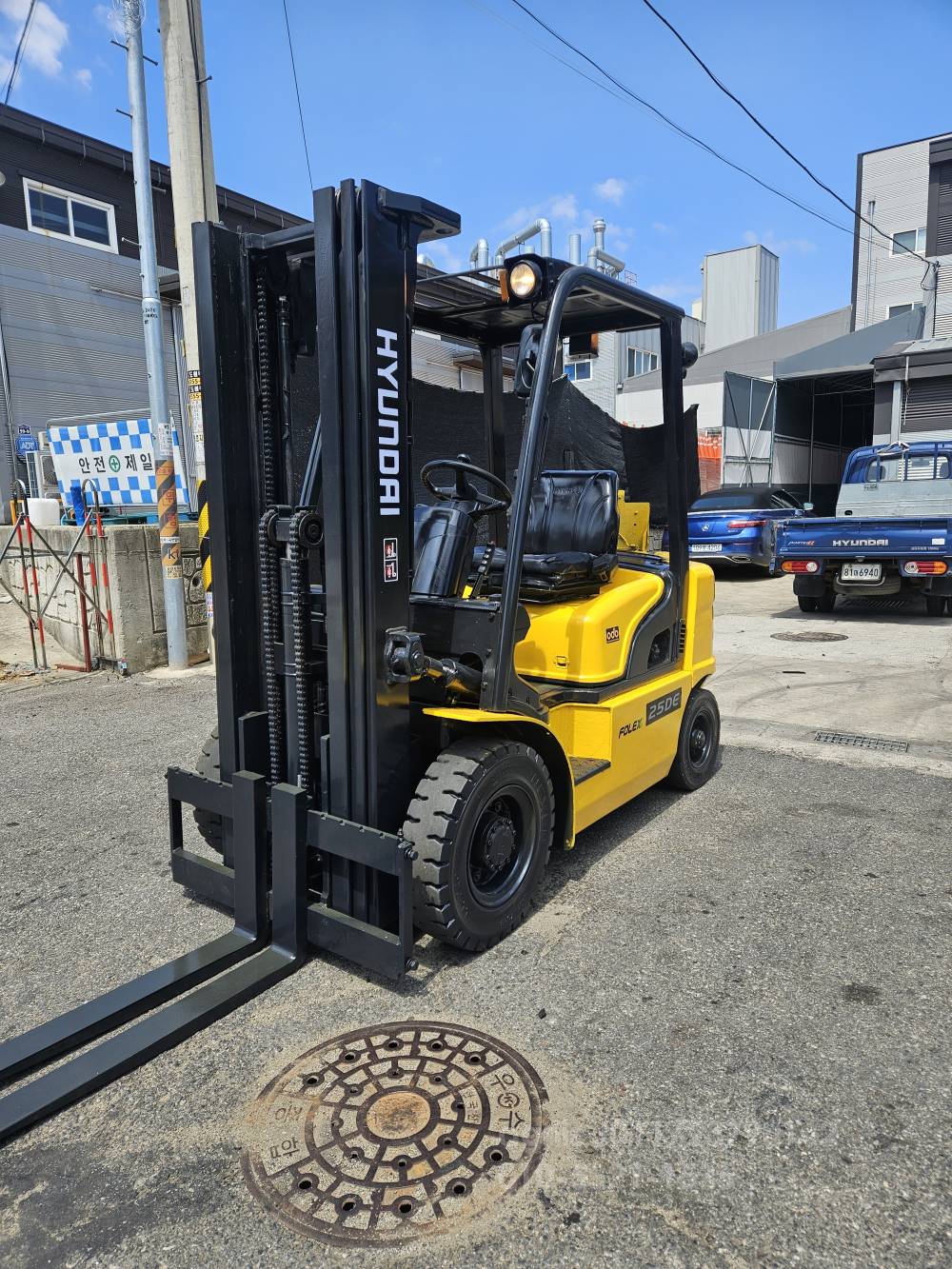 Hyundai Forklift 포렉스2.5톤3단중고지게차  뒤우측면