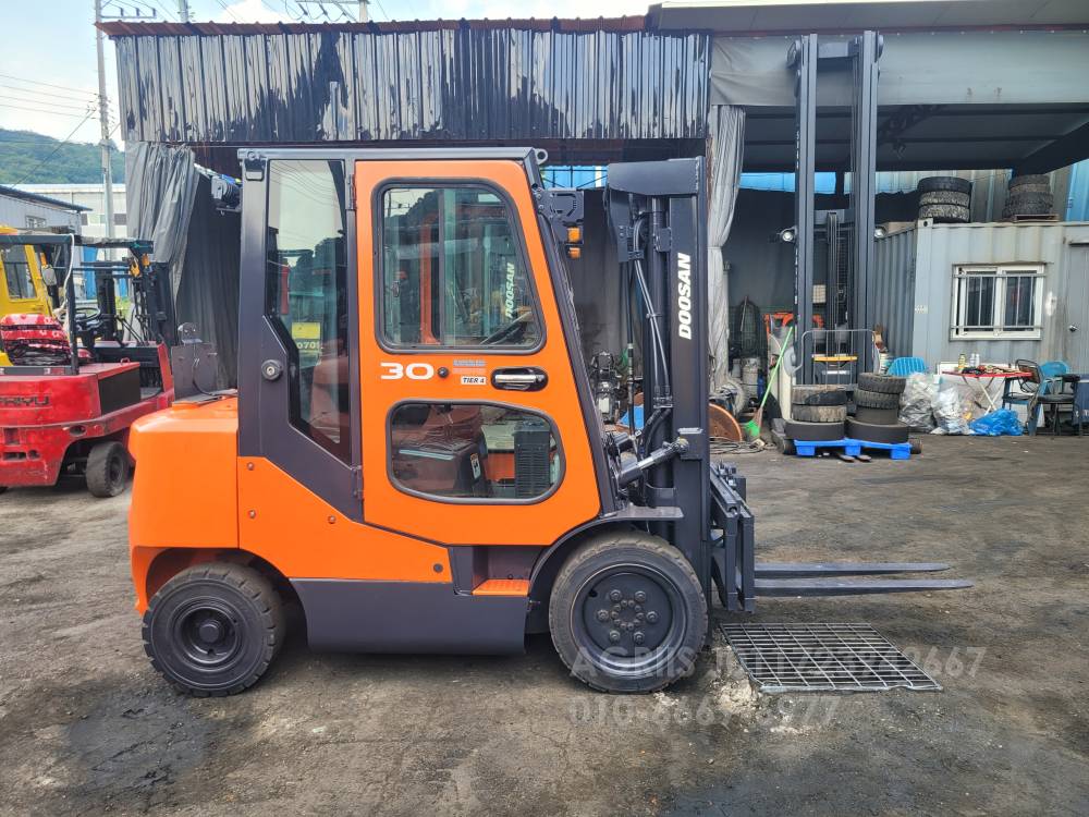 Doosan Forklift 지게차  뒤우측면