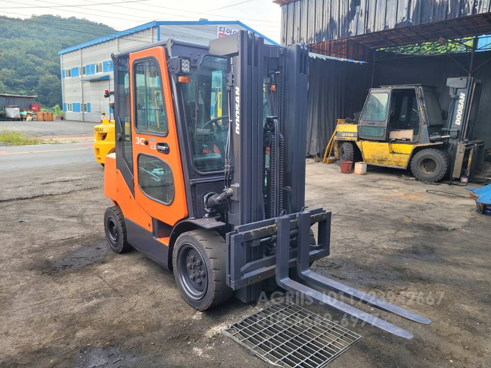 Doosan Forklift 지게차  측면