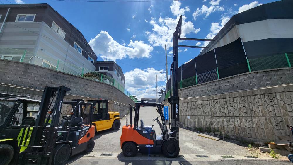 Doosan Forklift D30S-5 3단마스트  뒤우측면