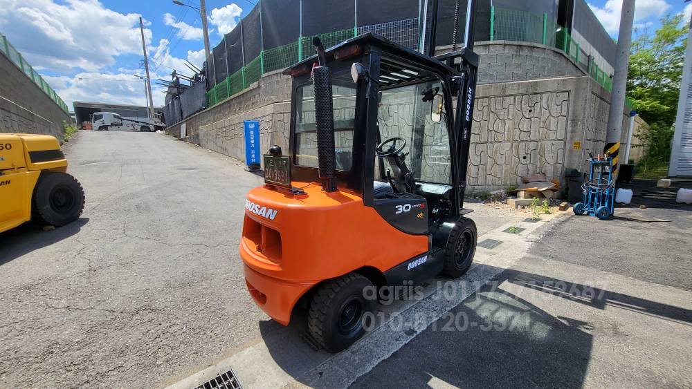 Doosan Forklift D30S-5 3단마스트  측면