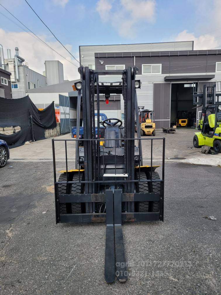 Hyundai Forklift 현대2.5톤더블타이어  측면