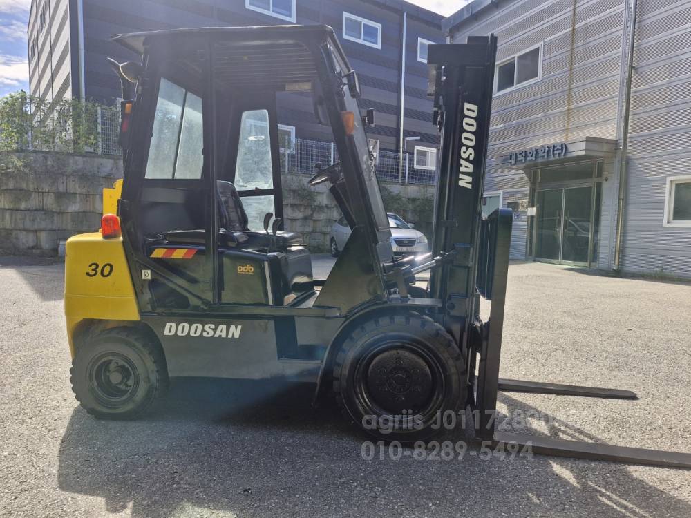 Doosan Forklift 두산3톤 디젤지게차 습식브레이크  뒤우측면