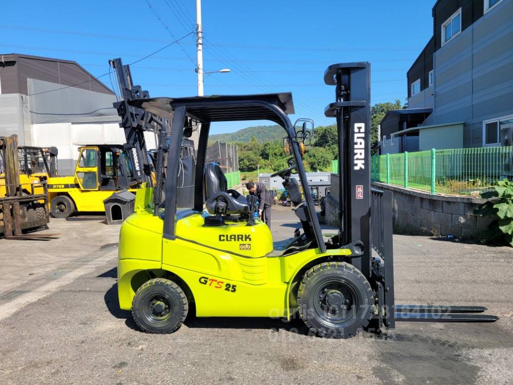 Clark Forklift GTS2.5톤중고지게차  엔진내부