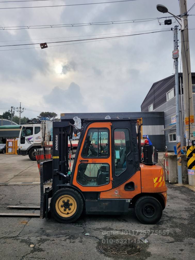 Doosan Forklift 두산3톤3단풀옵션중고지게차  뒤우측면