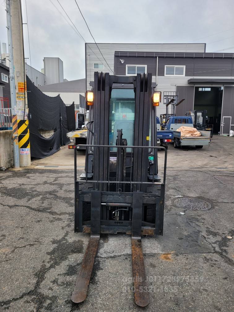 Doosan Forklift 두산3톤3단풀옵션중고지게차  측면