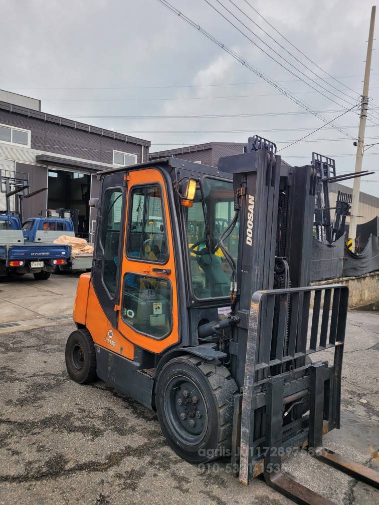 Doosan Forklift 두산3톤3단풀옵션중고지게차  운전석