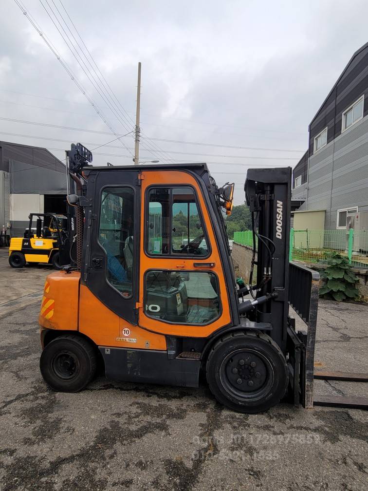 Doosan Forklift 두산3톤3단풀옵션중고지게차  엔진내부