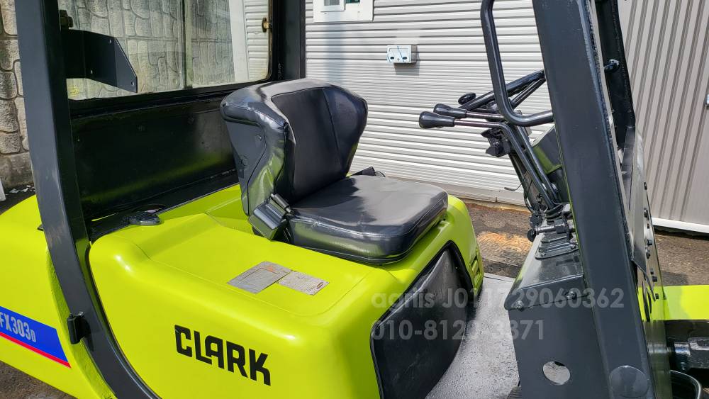 Clark Forklift FX30D  운전석