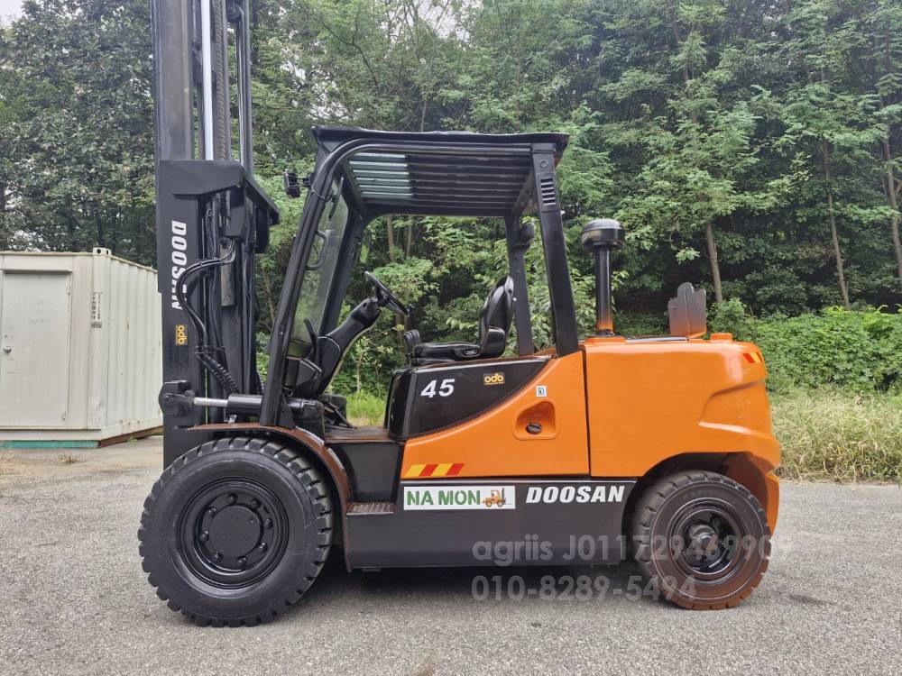 Doosan Forklift 두산4.5톤자동발3단마스타  뒤우측면