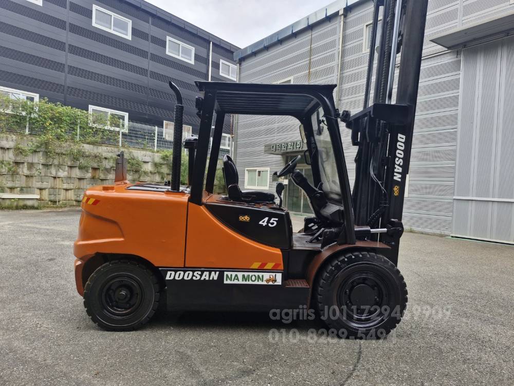 Doosan Forklift 두산4.5톤자동발3단마스타  엔진내부