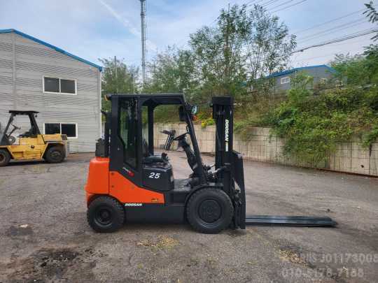 Doosan Forklift 중고지게차 두산 2.5톤 디젤 지게차자동발반캐빈덧발 