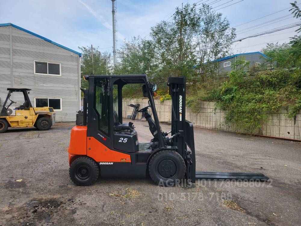 Doosan Forklift 중고지게차 두산 2.5톤 디젤 지게차자동발반캐빈덧발 