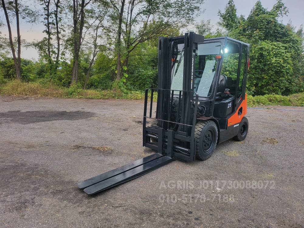 Doosan Forklift 중고지게차 두산 2.5톤 디젤 지게차자동발반캐빈덧발  측면