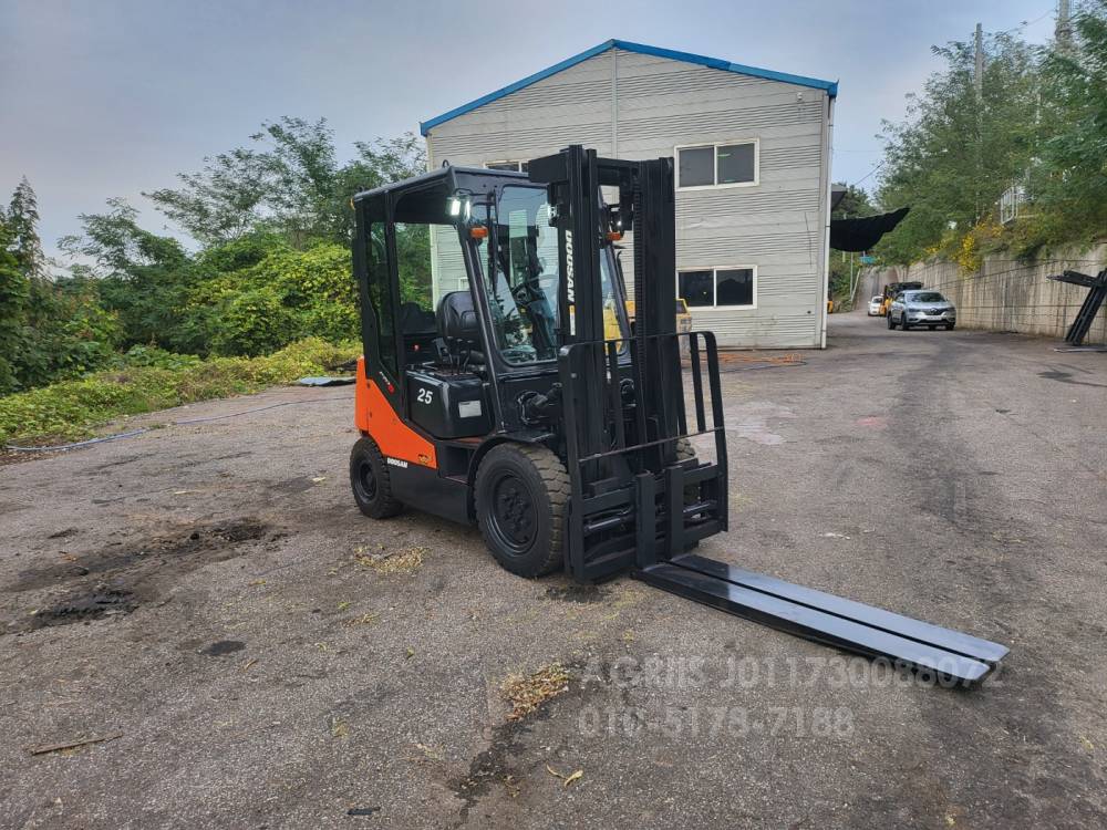 Doosan Forklift 중고지게차 두산 2.5톤 디젤 지게차자동발반캐빈덧발  운전석