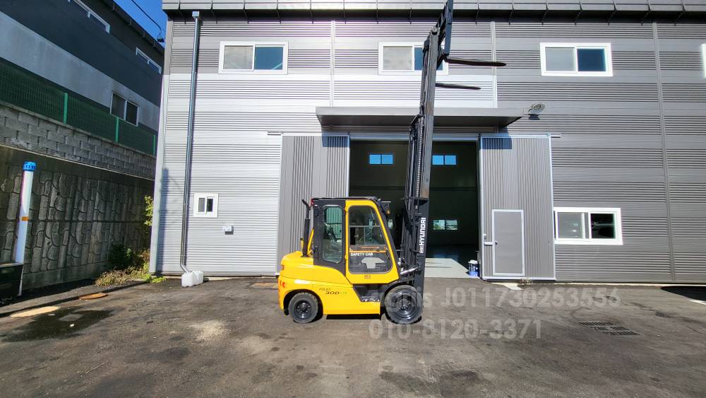 Hyundai Forklift 3톤 17년식 3단마스트 자동발  뒤우측면